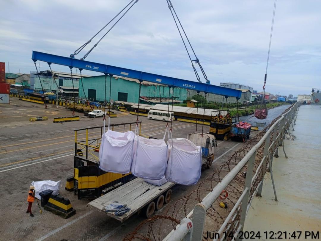 Stevedoring team loading cargo at the port